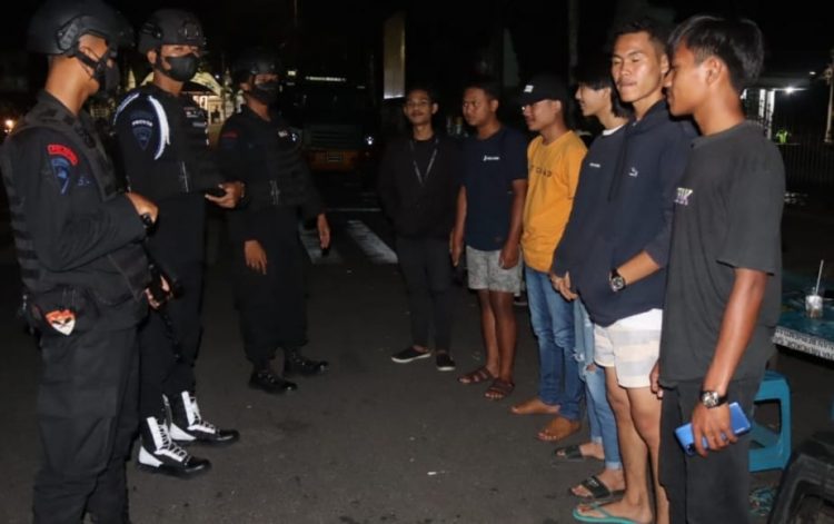 PATROLI MALAM SATBRIMOB POLDA BANTEN UNTUK MENCEGAH AKSI KEJAHATAN