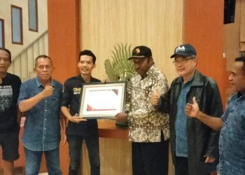 PT Mata News Nusantara (MNN) Berikan Piagam Penghargaan Kepada Kepala Suku Besar Wamena – Papua