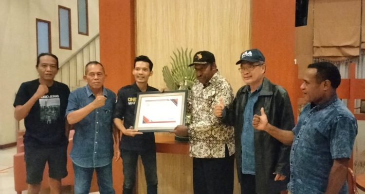 PT Mata News Nusantara (MNN) Berikan Piagam Penghargaan Kepada Kepala Suku Besar Wamena – Papua