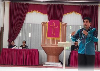 Bupati Nias Barat Ikut Kebaktian Di Gereja ONKP Tugala, Galang Dana Untuk Panitia Renovasi Gereja