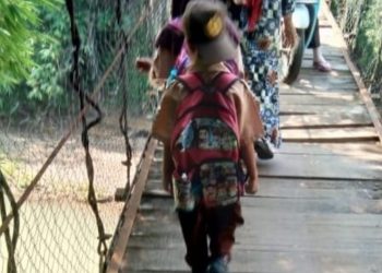 JEMBATAN GANTUNG DESA SUDAMANIK BOLONG BOLONG DAN PARAH: WARGA MASYARAKAT BERHARAP ADA PERBAIKAN