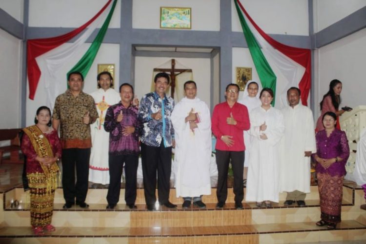Bupati Nias Barat Hadiri Perayaan Paskah Di Gereja Katolik St. Petrus Sirombu