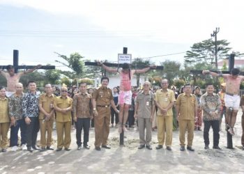 Saksikan Drama Penyaliban Yesus, Bupati Nias Barat Ajak ASN Tingkatkan Pelayanan