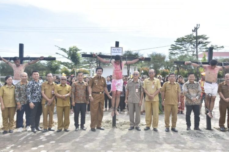 Saksikan Drama Penyaliban Yesus, Bupati Nias Barat Ajak ASN Tingkatkan Pelayanan