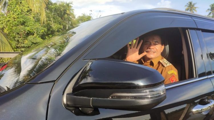 Pertama Kali Setelah Nias Barat Terbentuk, Kendaraan Bupati Melewati Jembatan Togimbuaya