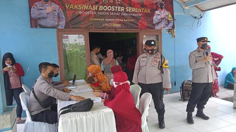 Jajaran Bhabinkamtibmas Polsek Pasar Kemis Dampingi Penyaluran BTPKLW