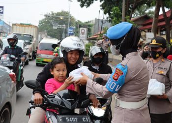 Masih Di Bulan Yang Penuh Berkah,Polres Purwakarta Melalui Anggota Polwan Bagikan Takjil Kepengendara Yang Melintas