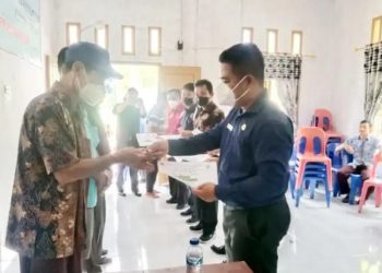 Camat Mandehe Menghadiri Pembagian BLT DD Tahun 2022 Desa Sisarahili I
