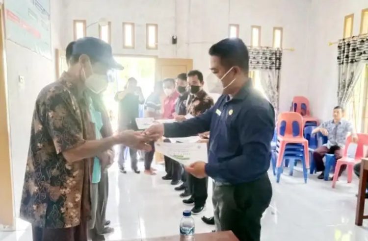 Camat Mandehe Menghadiri Pembagian BLT DD Tahun 2022 Desa Sisarahili I