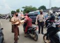 Kepolisian Sektor (Polsek) Plered, Polres Purwakarta, Bersama Saka Bhayangkara Bagikan takjil Ke Masyarakat Di Depan Kantor Kecamatan Plered