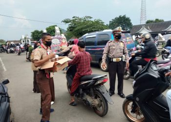 Kepolisian Sektor (Polsek) Plered, Polres Purwakarta, Bersama Saka Bhayangkara Bagikan takjil Ke Masyarakat Di Depan Kantor Kecamatan Plered