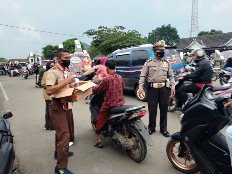 Kepolisian Sektor (Polsek) Plered, Polres Purwakarta, Bersama Saka Bhayangkara Bagikan takjil Ke Masyarakat Di Depan Kantor Kecamatan Plered