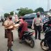 Kepolisian Sektor (Polsek) Plered, Polres Purwakarta, Bersama Saka Bhayangkara Bagikan takjil Ke Masyarakat Di Depan Kantor Kecamatan Plered