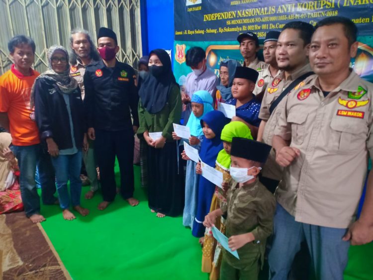 LSM INAKOR Kabupaten Purwakarta Berikan Santunan dan Bagikan Sembako