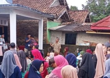 KEPALA DESA MEKARJAYA ADAKAN SANTUNAN DAN BINGKISAN PADA ANAK YATIM-PIATU