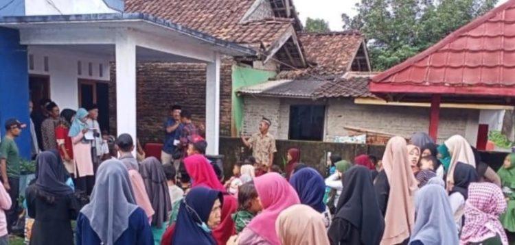KEPALA DESA MEKARJAYA ADAKAN SANTUNAN DAN BINGKISAN PADA ANAK YATIM-PIATU