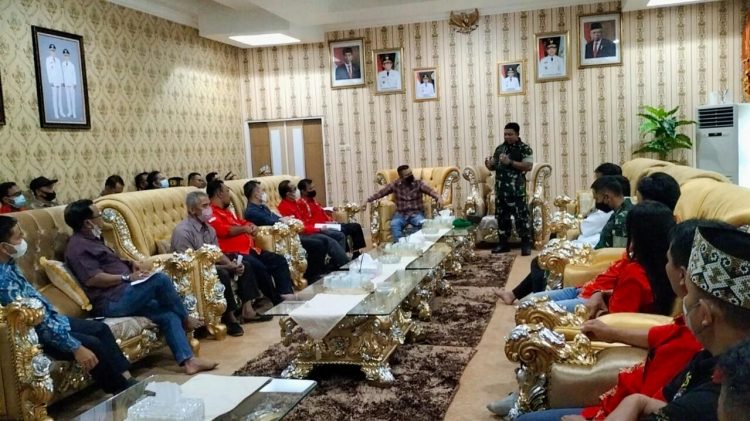 Danrem 121/ABW, Melakukan Memediasi Terkait Penganiayan Warga Melawi Oleh Oknum Anggota Yonif 642/KPS