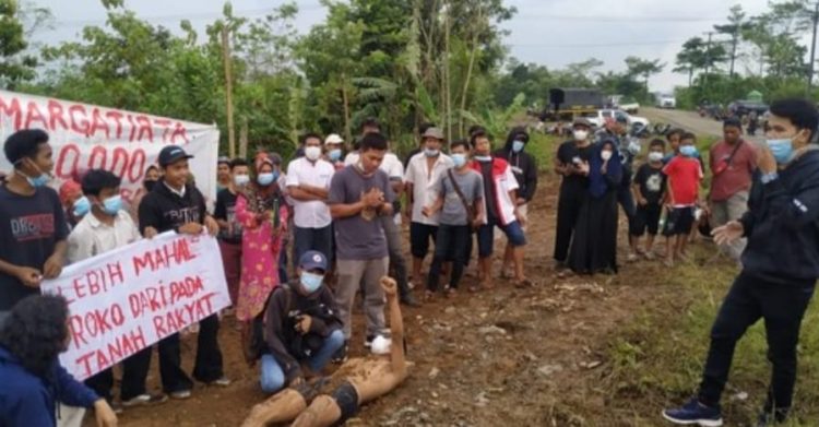 WARGA MENOLAK ADANYA GANTI RUGI PEMBEBASAN LAHAN KARNA LEBIH MAHAL ROKO SEBUNGKUS