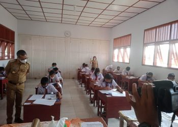 Bupati Nias Monitoring Pelaksanaan Ujian Akhir Semester (UAS) di Dua SD