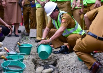 Bupati Nias Barat Letakan Batu Pertama Pembangunan Drainase, Trotoar Dan Lampu Jalan Ibu Kota Nias Barat
