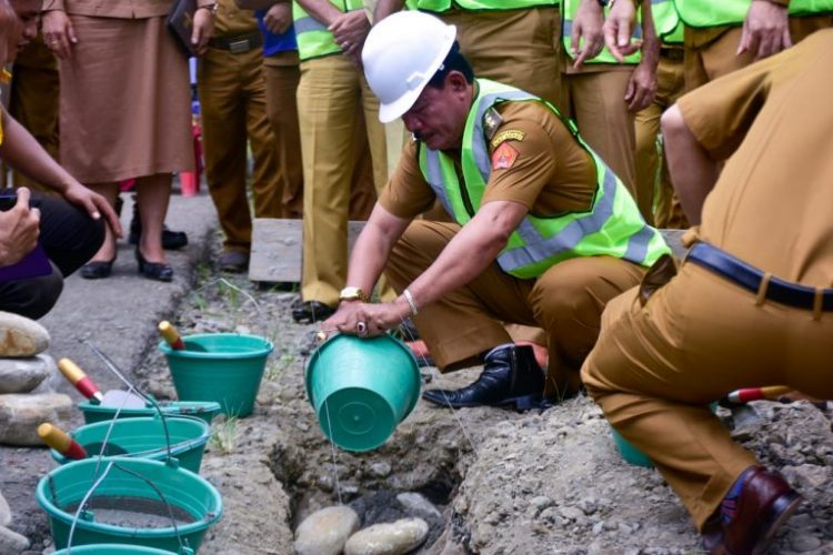 Bupati Nias Barat Letakan Batu Pertama Pembangunan Drainase, Trotoar Dan Lampu Jalan Ibu Kota Nias Barat