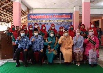 Ketua TP-PKK Hj. Nur Endah Sulastri Mengukuhkan PPK dan Bunda PAUD se-Kecamatan Blambang Pagar