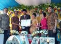 Bupati Nias Kembali Serahkan Akta Perkawinan Dalam Program KABARI Di Bawolato