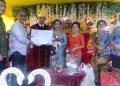 Bupati Nias Serahkan Akta Nikah Pasangan Sadarman & Juliana