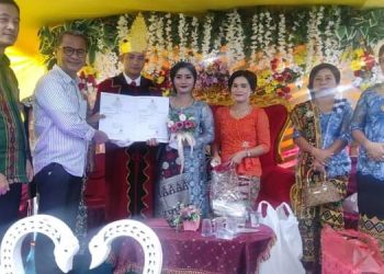Bupati Nias Serahkan Akta Nikah Pasangan Sadarman & Juliana