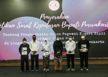 Bupati Purwakarta Serahkan 384 SK CPNS