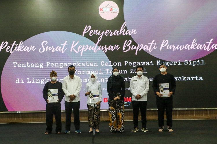 Bupati Purwakarta Serahkan 384 SK CPNS