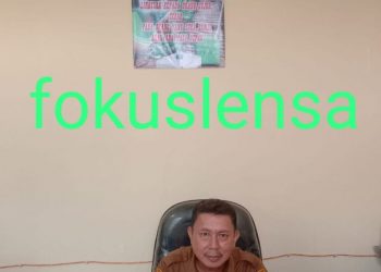 Plt. Kadis Pendidikan Kab. Nias Bagikan Spanduk Bertuliskan Firman TUHAN