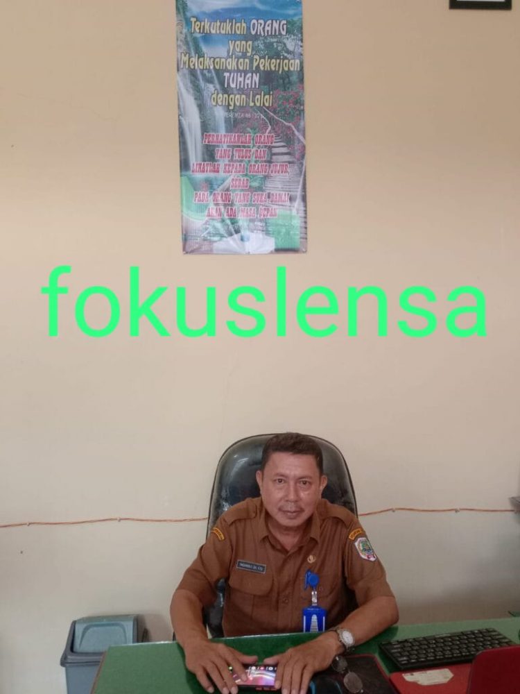 Plt. Kadis Pendidikan Kab. Nias Bagikan Spanduk Bertuliskan Firman TUHAN
