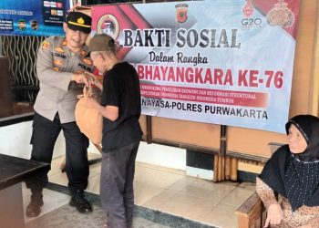 Jajaran Kepolisian Sektor (Polsek) Wanayasa, Polres Purwakarta Berikan Sembako dan Masker Kepada Warga Lanjut Usia