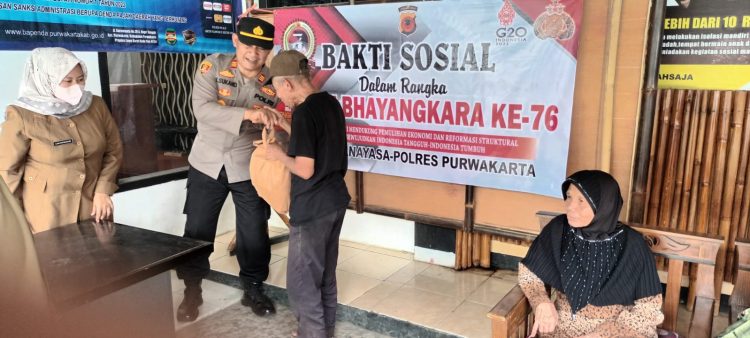 Jajaran Kepolisian Sektor (Polsek) Wanayasa, Polres Purwakarta Berikan Sembako dan Masker Kepada Warga Lanjut Usia