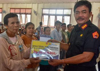 Bupati Nias Barat Serahkan Buku Tabungan Kepada 250 Orang Penerima Manfaat Program BSPS
