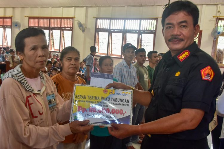Bupati Nias Barat Serahkan Buku Tabungan Kepada 250 Orang Penerima Manfaat Program BSPS