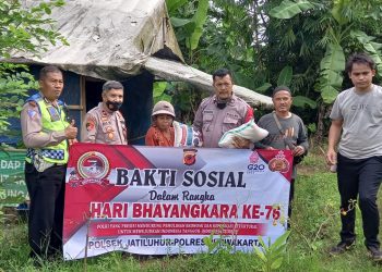 Sambut Hari Bhayangkara ke 76, Polisi di Purwakarta Blusukan Bagikan Sembako Untuk Lansia