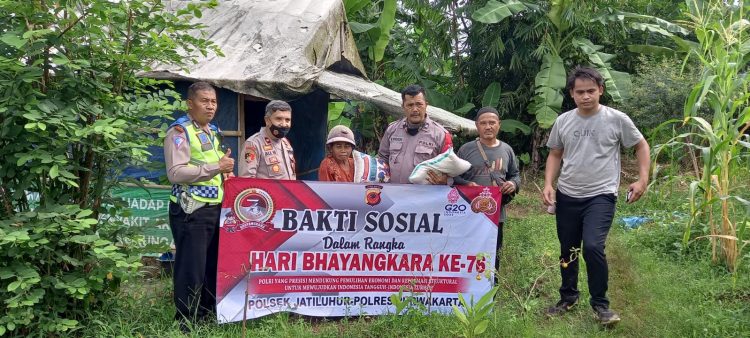 Sambut Hari Bhayangkara ke 76, Polisi di Purwakarta Blusukan Bagikan Sembako Untuk Lansia