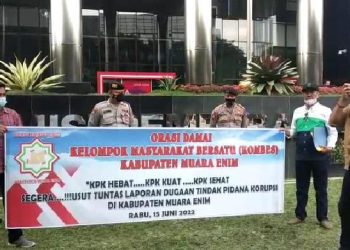 KOMBES Muara Enim Serahkan Laporan Serta Orasi Damai di Gedung KPK