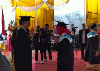 Hadiri Wisuda UMKO, Sekda Ucap Selamat Kepada Generasi Penerus yang Memiliki Kuantitas