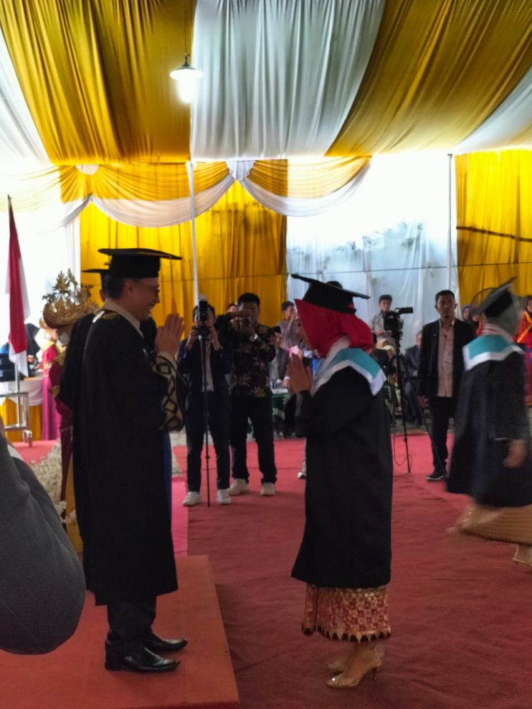 Hadiri Wisuda UMKO, Sekda Ucap Selamat Kepada Generasi Penerus yang Memiliki Kuantitas