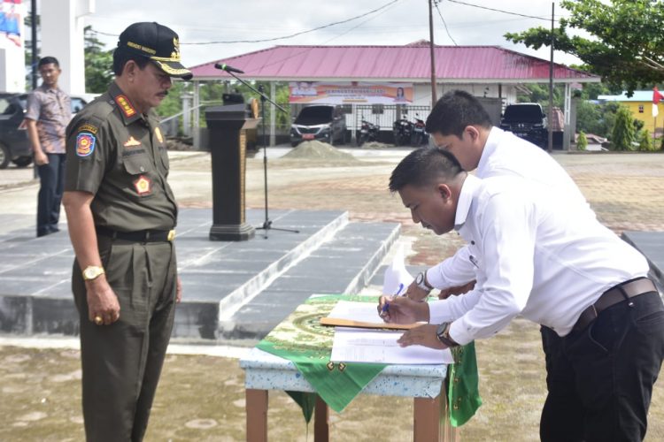 Bupati Nias Barat Serahkan SK Pengangkatan 504 Orang Guru P3K