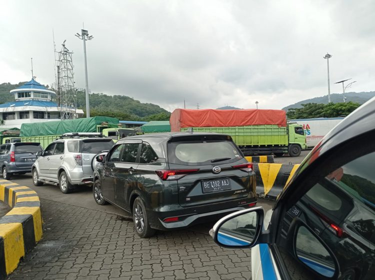 Kurangnya Pelayanan Terhadap Pengguna Jasa Penyeberangan Hingga Menimbulkan Kemacetan di Pelabuhan Merak