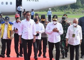 Presiden RI Joko Widodo Tiba Di Bandara Binaka, Disambut Bupati Nias, Bupati Nisel dan Walikota