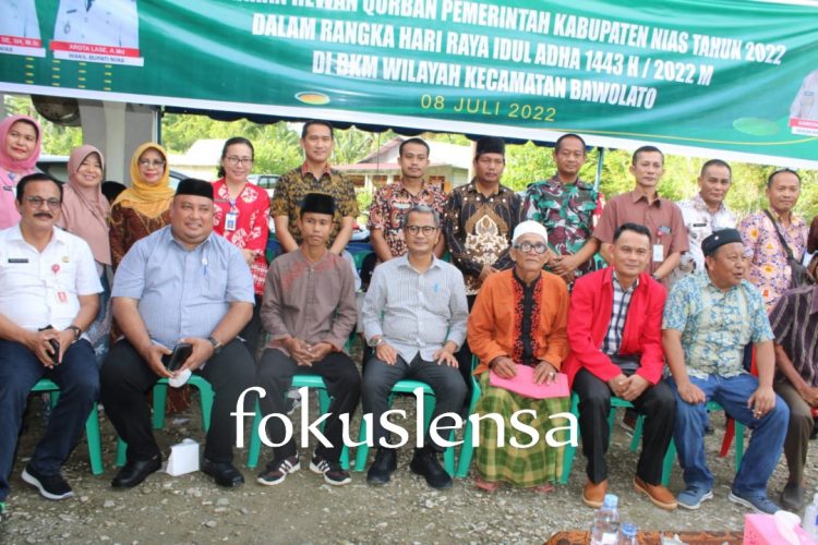 Bupati Nias Serahkan Hewan Qurban Ke Mesjid Al-Muslim Desa Botohaenga dan Mesjid Ar-Rahman