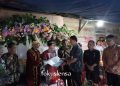 Sukseskan Program Kabari, Kadis Dukcapil Serahkan Akta Nikah, KTP dan KK Kepada Pengatin