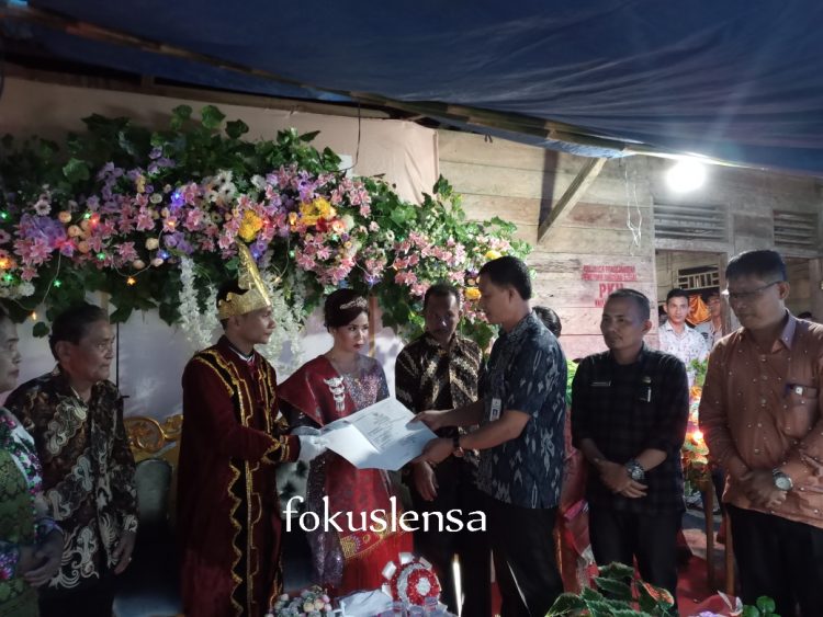 Sukseskan Program Kabari, Kadis Dukcapil Serahkan Akta Nikah, KTP dan KK Kepada Pengatin