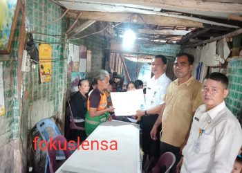 Kades Sōmi Dampingi Plt. Kadisdukcapil Nias Serahkan Akta Kematian