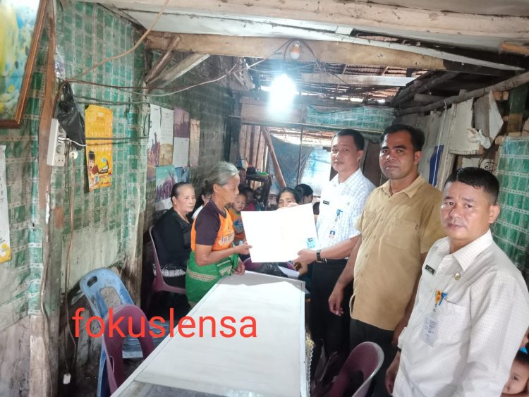 Kades Sōmi Dampingi Plt. Kadisdukcapil Nias Serahkan Akta Kematian